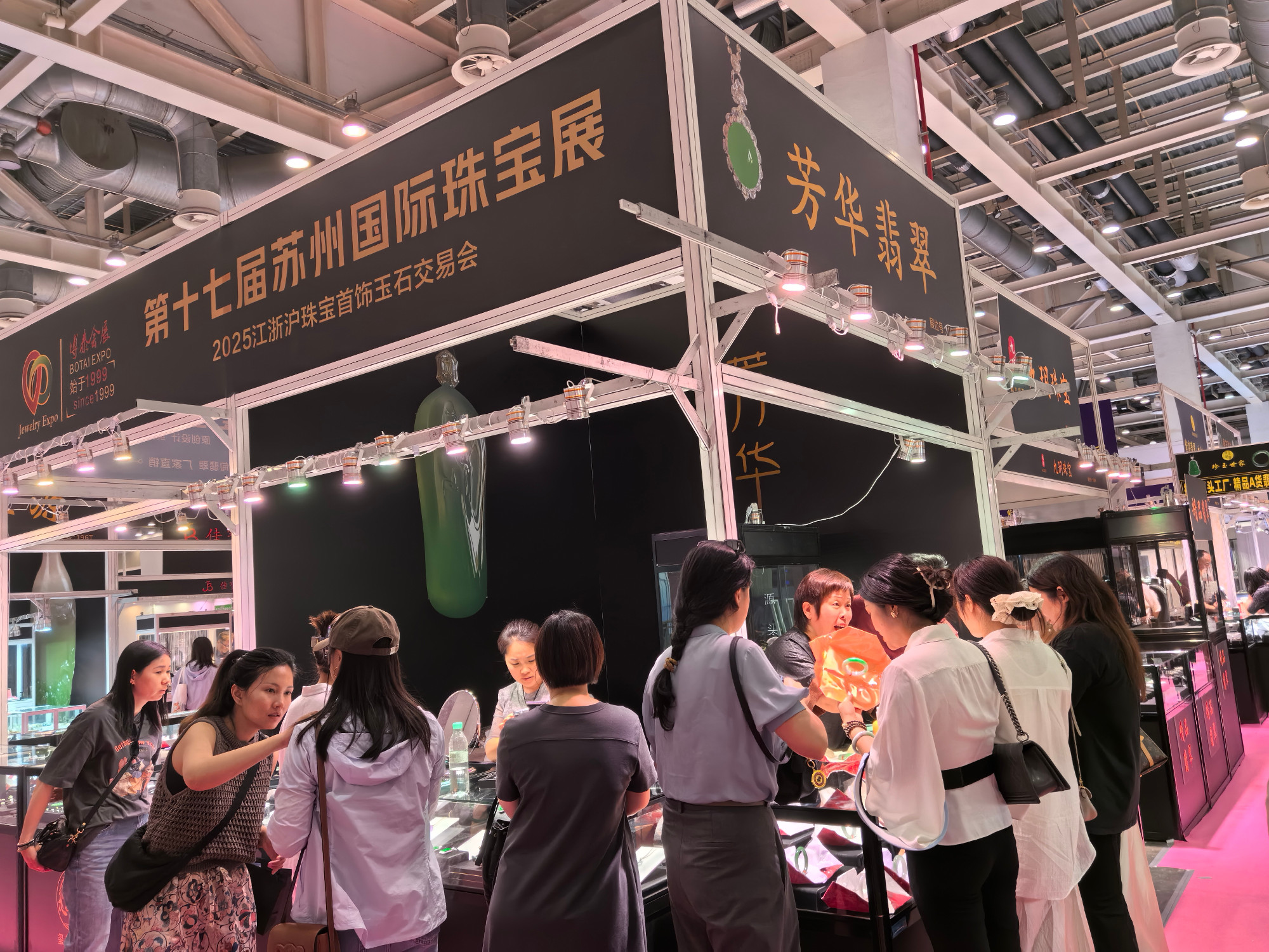 苏州国际珠宝展今日盛况直击！首日客流破万+，现场交易嗨翻天！